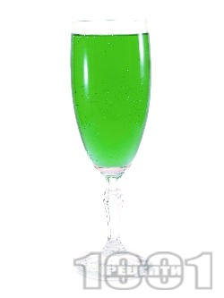 Коктейл Аква Марина (Aqua Marina) с водка, шампанско, лимон и ликьор мента - снимка на рецептата